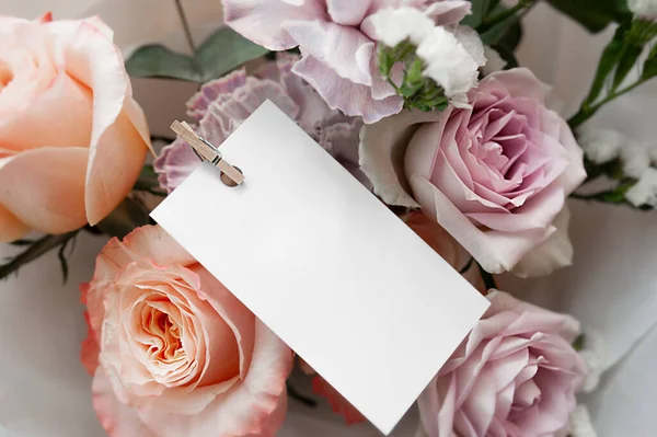 Cartão Saudação Branco Panos Decorativos Buquê Delicadas Rosas Pastel Rosa — Fotografia de Stock