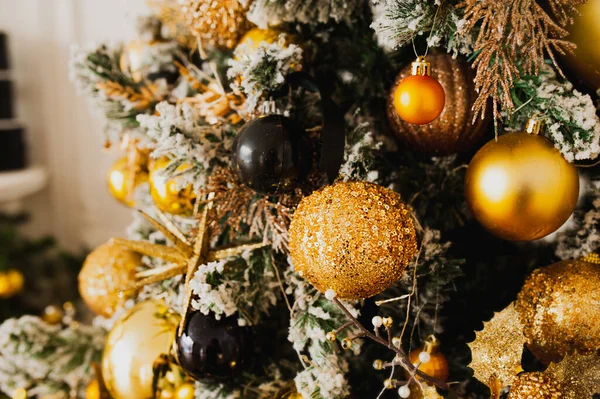 Karácsonyfa Egy Része Mesterséges Hóban Különböző Formájú Arany Díszítéssel Szelektív — Stock Fotó