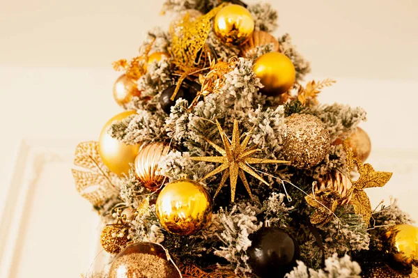 Goldstern Und Luftballons Weihnachtsbaum Einfarbigem Golddesign Bottom Ansicht Selektiver Fokus — Stockfoto