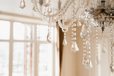 Kristal stil, klasik, kristallerle asılı avize ve boncuklu yakın plan. ışıltılı bokeh, seçici odak