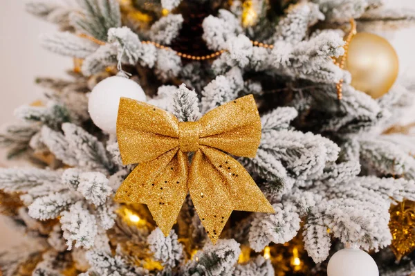 Grote Gouden Glanzende Boog Kerstboom Gouden Kleur Proces Van Huisdecoratie — Stockfoto