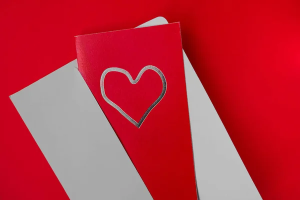 Czerwona Podłużna Kartka Papieru Srebrnym Sercem Białej Czystej Kopercie Czerwonym — Zdjęcie stockowe