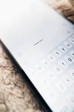 Akıllı telefondaki yazılarını seviyorum. Klavye açık, daktilo etmek, kapatmak ve odaklanmak için.