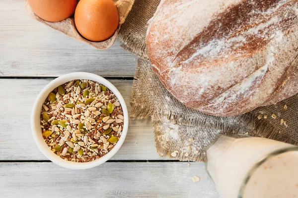 Rohe Körner Und Samen Weißer Porzellantasse Fertiges Getreidebrot Eier Und — Stockfoto