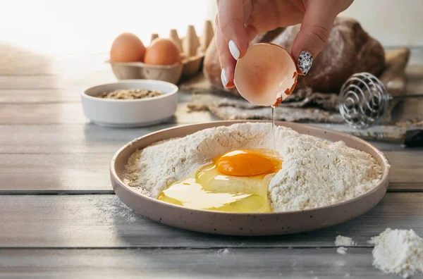 Rohes Der Hand Wird Gebrochen Und Eine Stilvolle Schüssel Mit — Stockfoto