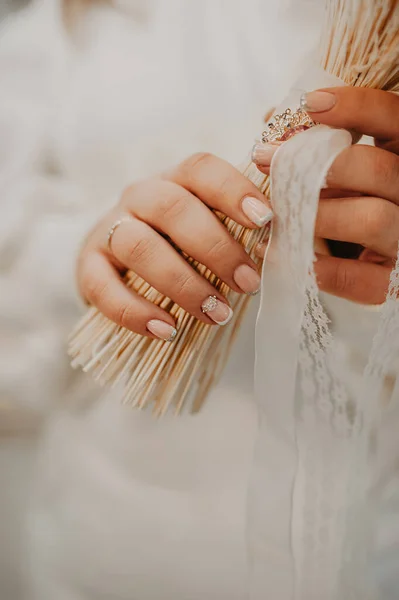 かなり大きな女性の指のお祝いのマニキュア石とスパンコールを保持花嫁の花束のドライフラワー 垂直コンテンツ 認識できない人 選択的フォーカス — ストック写真
