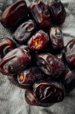 Yapışkan çiğnenmiş hurmaları kalın çuval beziyle kapatın. Geleneksel oryantal tatlılar. sağlıklı doğal çerez. seçici odak