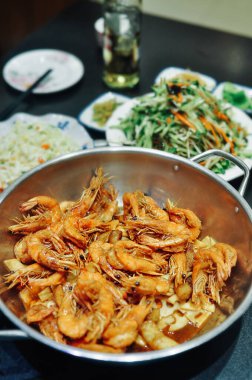 Tereyağlı ve baharatlı kızarmış karidesli büyük boy odaklı yemek. Asya deniz ürünleri yemekleri. Protein yiyecekler yemek. Asya 'da bir kafede servis edilen yaşam tarzı.