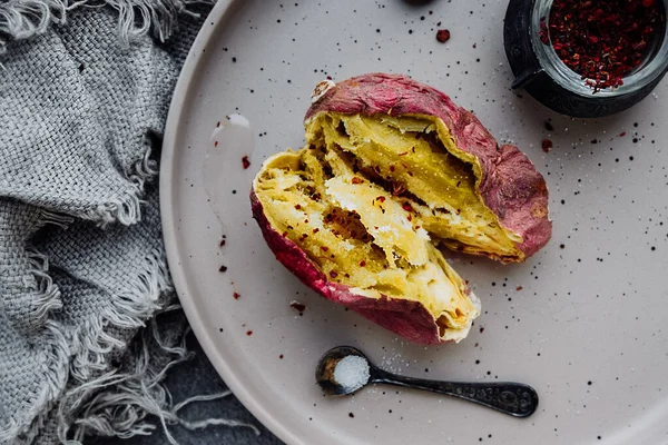 Gebakken Hele Zoete Aardappelen Huid Met Olijfolie Grof Zout Rode — Stockfoto