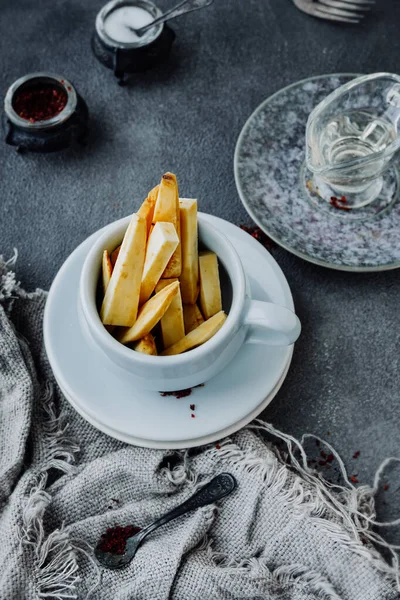 Rauwe Eetstokjes Zoete Aardappelschijfjes Porseleinen Mok Donkere Keuken Olijfolie Grof — Stockfoto