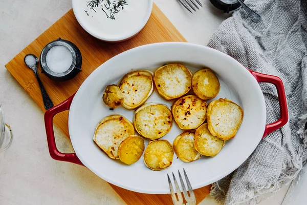 Slices Baked Red Sweet Potatoes Red Ceramic Baking Dish Spices — Stock Photo, Image