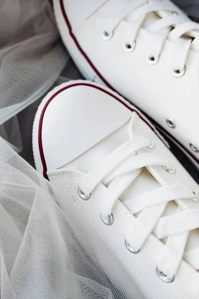 Weiße Neue Saubere Turnschuhe Mit Weißen Schnürsenkeln Auf Gummisohle Auf — Stockfoto