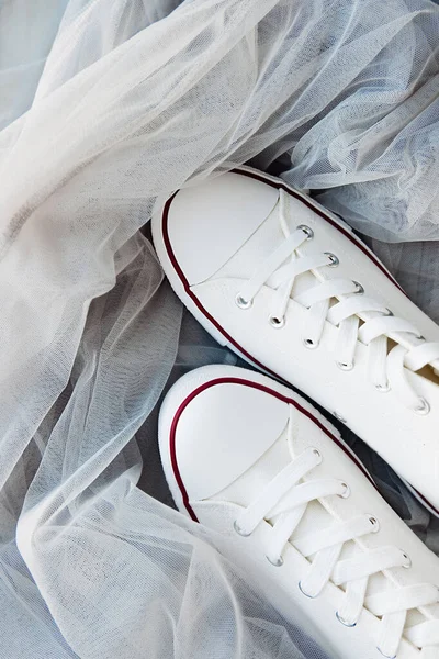 Weiße Neue Saubere Turnschuhe Mit Weißen Schnürsenkeln Auf Gummisohle Auf — Stockfoto