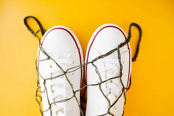 Weiße Saubere Turnschuhe Aus Gewebtem Umweltfreundlichem Bag String Bag Auf — Stockfoto