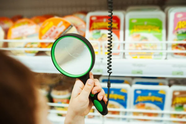 Människor Håller Förstoringsglas Handen Butiken Och Tittar Priset Produkten Genom — Stockfoto