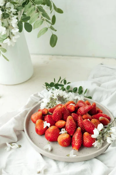 Morangos Frescos Chapa Pequenas Flores Brancas Como Decoração Comida Saudável — Fotografia de Stock