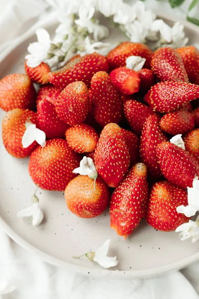 Fresas Frescas Plato Pequeñas Flores Blancas Como Decoración Comida Saludable — Foto de Stock