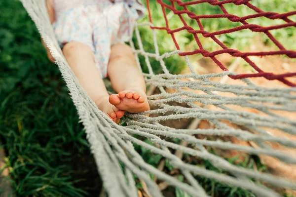 Baby Voeten Schattige Hakken Het Gras Modder Een Onherkenbaar Kind — Stockfoto