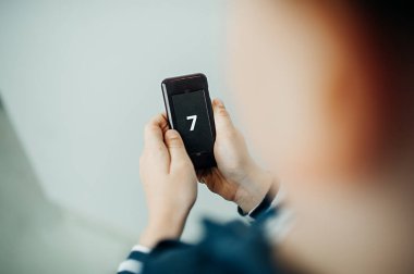 Tanımlanamayan kişi elinde kablosuz elektronik ziyaretçi tebligat sistemi tutuyor ve 7 numaralı bağlantı kurulamıyor. Modern güvenli düzen bekliyor. seçici odak