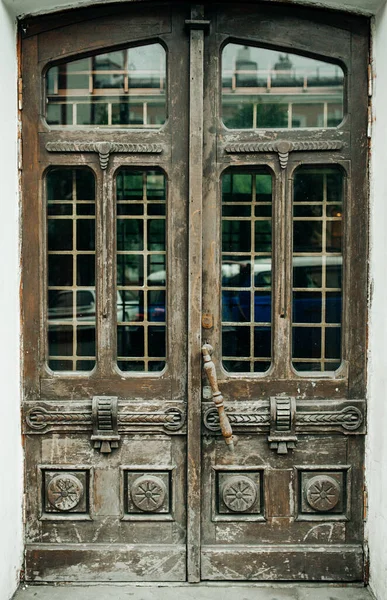 Старая Винтажная Деревянная Дверь Улице Атмосфера Античности Городской Архитектуры Вертикально — стоковое фото