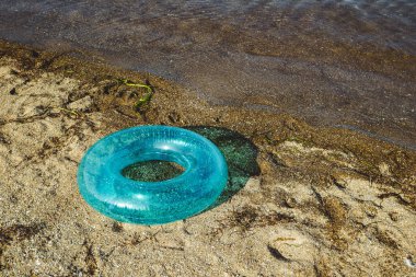 Kumsalda yüzmek için şişirilebilir zümrüt daire. Suda yaz eğlencesi. seçici odak