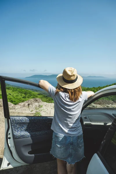 Junge Schlanke Frau Mit Hut Jeansrock Und Schlichtem Shirt Bewundert — Stockfoto