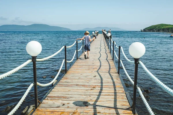Junge Läuft Entlang Der Seebrücke Blauem Klarem Schönem Meer Sommererlebnisurlaub — Stockfoto