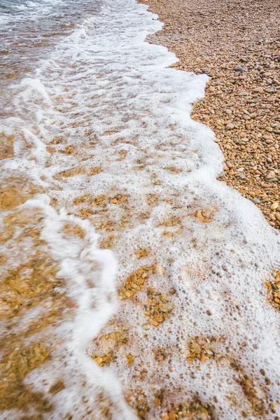 Κίνηση Κύμα Καθαρού Θαλασσινού Νερού Αφρό Κυλά Βραχώδη Ακτή Κάθετη — Φωτογραφία Αρχείου
