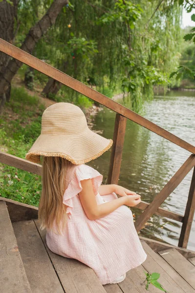 Menina Bonito Vestido Pastel Rosa Com Cabelo Loiro Longo Echapéu — Fotografia de Stock