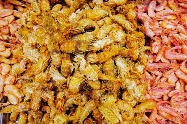 Bir sürü kırmızı karides. Bir tabak taze deniz ürünü. Doğal protein kaynağı. Daha az et tüketimi. seçici odak