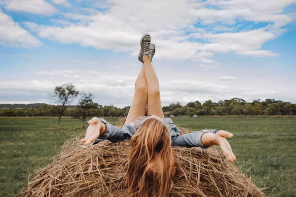 Die Schlanke Junge Frau Liegt Auf Einem Hohen Heuhaufen Feld — Stockfoto