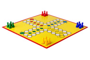 Beyaz bir arka plan üzerinde düzenlenmiş ludo boardgame
