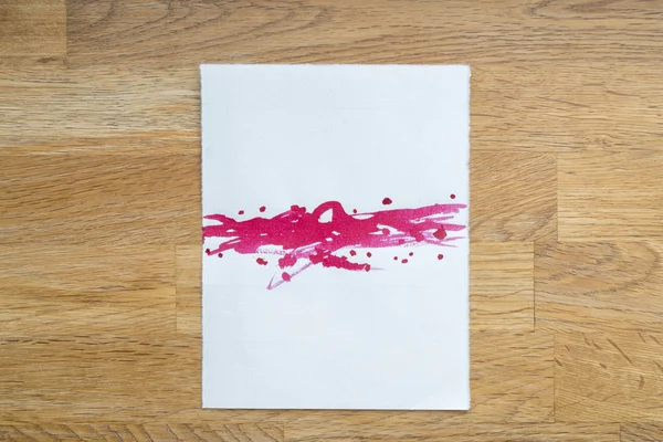 Plamami farby z różnymi pędzlami na białą księgę — Zdjęcie stockowe