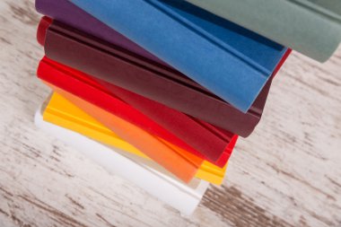 Bir yığın kitap farklı renklerle parçası