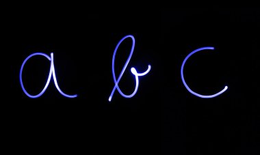 Floresan 'abc' parlak mavi neon renkli harfler.