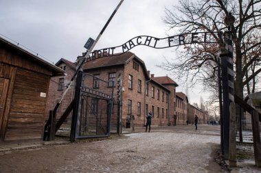Auschwitz toplama kampının girişi.