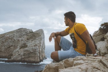 Yolculuk zamanı, Capo Caccia, Alghero 'da bir çocuk