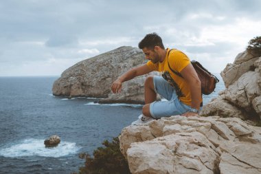 Yolculuk zamanı, Capo Caccia, Alghero 'da bir çocuk