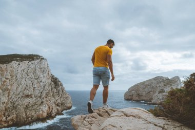 Yolculuk zamanı, Capo Caccia, Alghero 'da bir çocuk