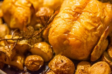 Patatesli kızarmış tavuk.