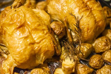 Patatesli kızarmış tavuk.