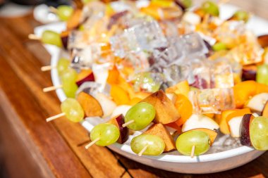 HD masasında bir tabak meyve.