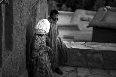 İki römorkör bir evin önünde konuşur, siyah ve beyaz. Yüksek kalite fotoğraf