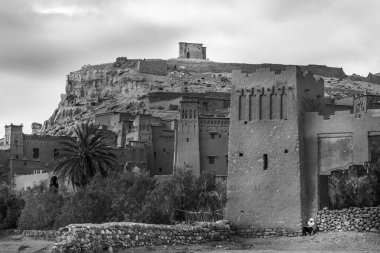 Ait Ben Haddou 'da bir çamur şatosu, siyah beyaz. Yüksek kalite fotoğraf