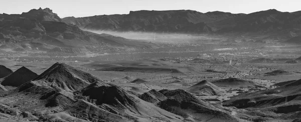 Eine Schlucht Mit Einem Berg Hintergrund Schwarz Weiß Hochwertiges Foto — Stockfoto