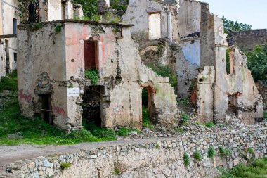 Toprak yolun üstünde bir kale. Yüksek kalite fotoğraf