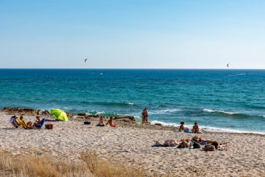 Uçurtma sörfü yapan bir grup insan