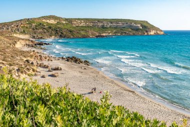 Mavi denizli bir sahil, San Giovanni di Sinis.