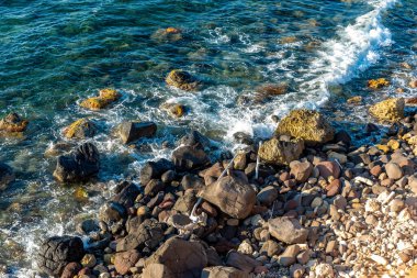 Dalgalar kayalarda kırılıyor