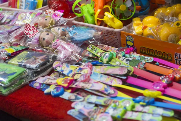 Stand mit Kinderwaren auf dem Nachtmarkt in hua, Thailand — Stockfoto